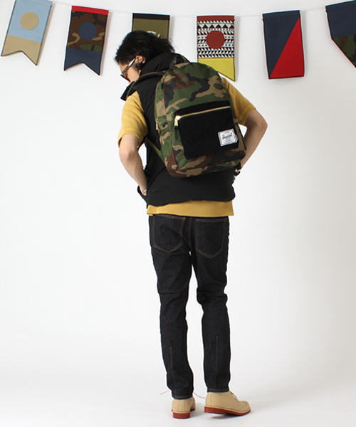BEAMS（ビームス）の「□Herschel×BEAMS / 別注 “SETTLEMENT”（バックパック/リュック・メンズ・オリーブ/オレンジ/カモフラージュ・ONE SIZE）」の18枚目の写真