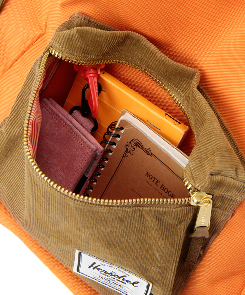 BEAMS（ビームス）の「□Herschel×BEAMS / 別注 “SETTLEMENT”（バックパック/リュック・メンズ・オリーブ/オレンジ/カモフラージュ・ONE SIZE）」の12枚目の写真