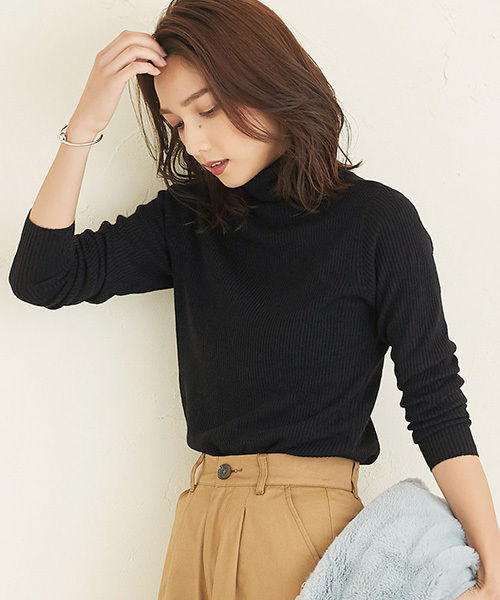 Pierrot（ピエロ）の「タートルネックカシミアタッチリブニット（ニット/セーター・レディース・オフホワイト/ブラック/グレー/カーキ/ネイビー/ブルー系その他/イエロー系その他/レッド/オレンジ系その他/レンガ/ブルー系その他2/ライトベージュ/ピンク系その他/モカ/パープル・M/L）」の3枚目の写真