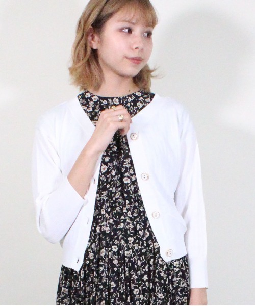 12Twelve Agenda（トゥエルブ　アジェンダ）の「Vネックリブショートカーディガン（カーディガン/ボレロ・レディース・オフホワイト/ネイビー/レッド/ブルー/ブラウン/マスタード・M）」の2枚目の写真