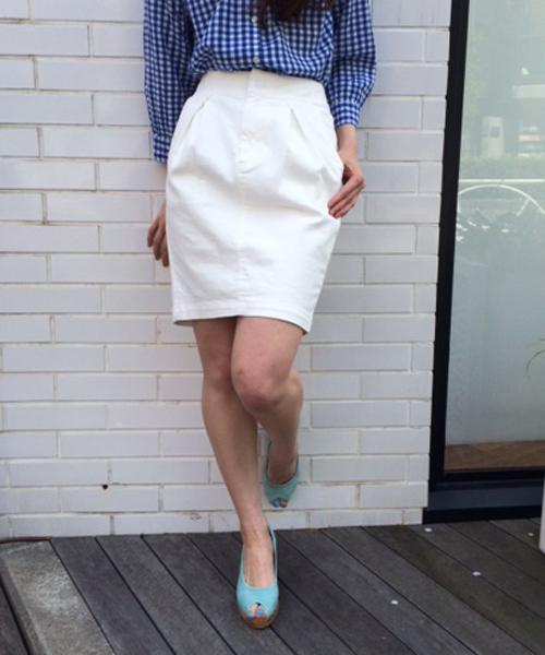 Another Edition（アナザーエディション）の「AE DNM TUCK SKⅡ #（スカート・レディース・コバルトブルー/オフホワイト・SMALL/MEDIUM）」の2枚目の写真