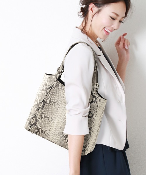 sankyo shokai(サンキョウショウカイ)の「ダイヤモンドパイソンレザーハンドバッグ(ハンドバッグ・レディース・ナチュラル/ピンク/ネイビー/ブラック・FREE)」の3枚目の写真