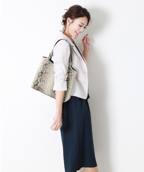 sankyo shokai(サンキョウショウカイ)の「ダイヤモンドパイソンレザーハンドバッグ(ハンドバッグ・レディース・ナチュラル/ピンク/ネイビー/ブラック・FREE)」の14枚目の写真