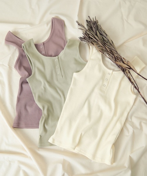 titivate（ティティベイト）の「ﾍﾝﾘｰﾈｯｸﾀﾝｸﾄｯﾌﾟ（タンクトップ・レディース・ブラック/モカ/グレイッシュベージュ/グリーン系その他/ラベンダー/アイボリー・M）」の2枚目の写真