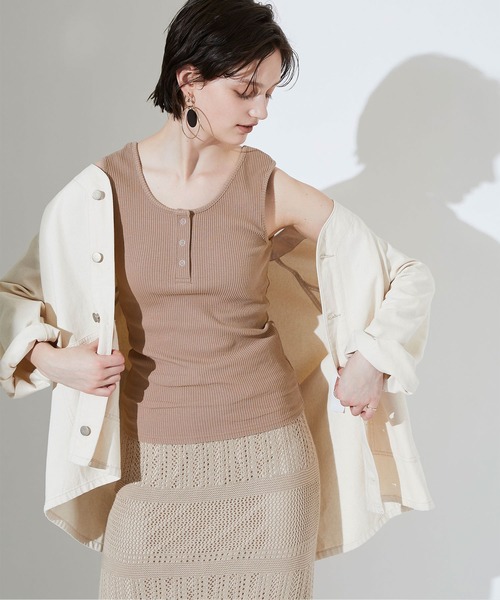 titivate（ティティベイト）の「ﾍﾝﾘｰﾈｯｸﾀﾝｸﾄｯﾌﾟ（タンクトップ・レディース・ブラック/モカ/グレイッシュベージュ/グリーン系その他/ラベンダー/アイボリー・M）」の4枚目の写真