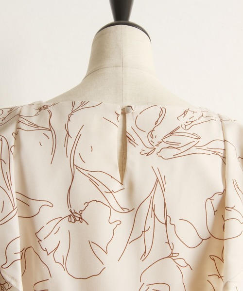 tocco closet(トッコ クローゼット)の「ラッフルフリルラインフラワーVネックワンピース(ワンピース・レディース・アイボリー/ネイビー/ブラック・M)」の11枚目の写真