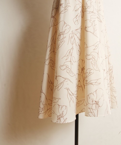 tocco closet(トッコ クローゼット)の「ラッフルフリルラインフラワーVネックワンピース(ワンピース・レディース・アイボリー/ネイビー/ブラック・M)」の12枚目の写真