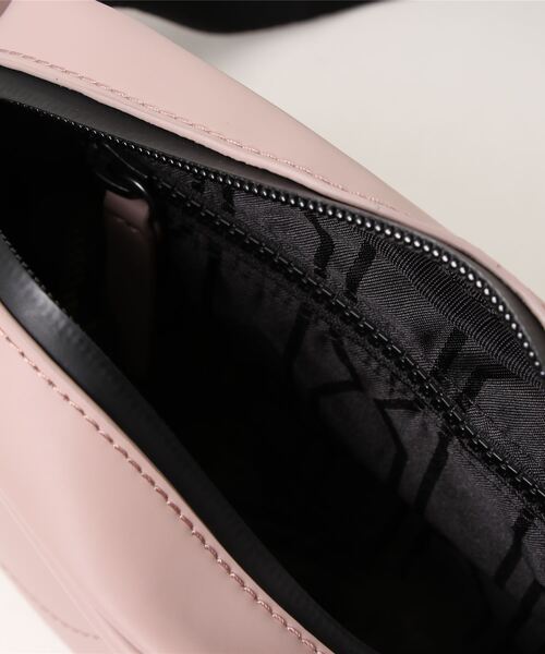 HUNTER（ハンター）の「【HUNTER】ORIGINAL RUBBERISED LEATHER MINI CROSSBODY（ボディバッグ/ウエストポーチ・レディース・ライトピンク・FREE）」の5枚目の写真