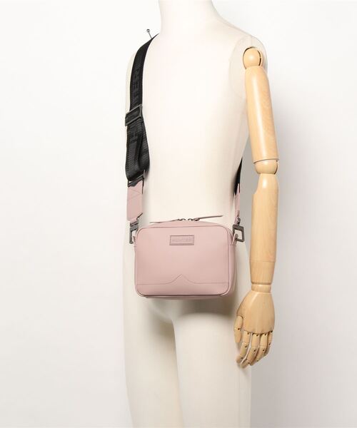 HUNTER（ハンター）の「【HUNTER】ORIGINAL RUBBERISED LEATHER MINI CROSSBODY（ボディバッグ/ウエストポーチ・レディース・ライトピンク・FREE）」の2枚目の写真