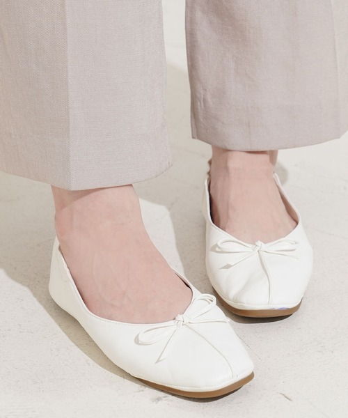 Newlyme（ニューリーミー）の「リボンバレエパンプス（パンプス・レディース・ベージュ/オフホワイト/ピンクベージュ/ブラック/ゴールド/シルバー・24.5cm/24cm/25.5cm/25cm/22.5cm/23.5cm/23cm）」の2枚目の写真