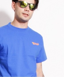 ROTAR（ローター）の「Ribbon LOGO 1p Tee ワンポイント ロゴ（Tシャツ/カットソー・メンズ）」