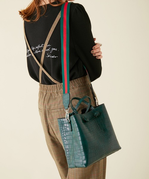 MADEMOISELLE ROPE'(マドモアゼル ロペ)の「【PETA+JAIN】2WAYクロコ型押しショルダーバッグ(ショルダーバッグ・レディース・ブラック/グリーン・FREE)」の2枚目の写真