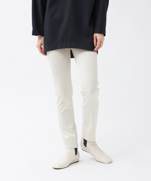 qualite(カリテ)の「サテンストレッチスリムパンツ(その他パンツ・レディース・アイボリー/ブラック・36/38/40)」の2枚目の写真