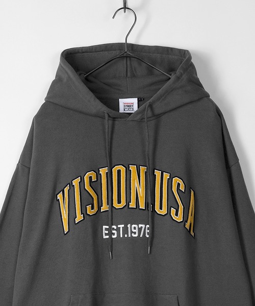 VISION STREET WEAR(ヴィジョンストリートウェア)の「【VISION STREET WEAR/ヴィジョンストリートウェア】べロアワッペン刺繍 プルパーカー(パーカー・メンズ・チャコールグレー/パープル/グレー/マルチ/ワイン・M/L/XL)」の2枚目の写真