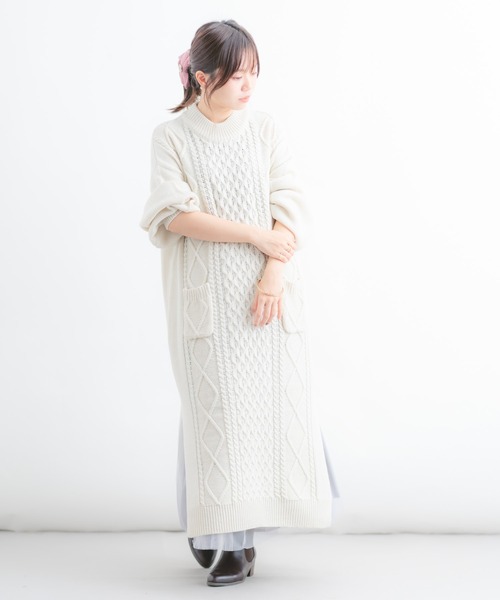 Wordtrobe（ワードトローブ）の「【wordtrobe】アクリルバルキー ケーブル切替 ニットワンピース（ワンピース・レディース・ホワイト/チャコールグレー/ベージュ・FREE）」の4枚目の写真