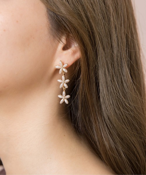 flower（フラワー）の「メニーペタルピアス（ピアス（片耳用）・レディース・アイボリー・FREE）」の2枚目の写真