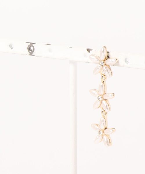 flower（フラワー）の「メニーペタルピアス（ピアス（片耳用）・レディース・アイボリー・FREE）」の3枚目の写真
