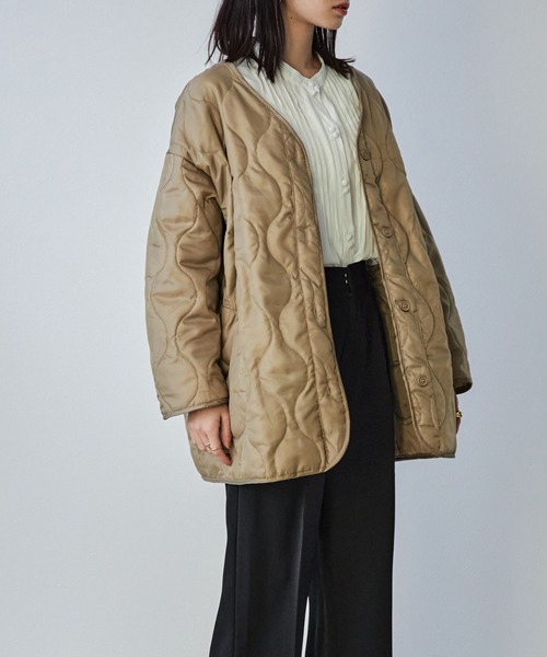 ECRIRE（エクリール）の「キルトライナー付きパイピングノーカラーロングコートセット（ノーカラーコート・レディース・ブラック/ブラウン/カーキ/アイボリー・M）」の5枚目の写真