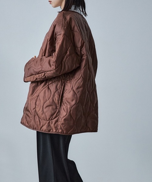 ECRIRE（エクリール）の「キルトライナー付きパイピングノーカラーロングコートセット（ノーカラーコート・レディース・ブラック/ブラウン/カーキ/アイボリー・M）」の7枚目の写真