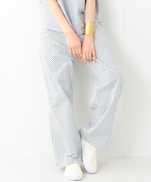 BEAMS BOY(ビームスボーイ)の「BEAMS BOY / ツイル 小紋 トラウザーパンツ(その他パンツ・レディース・ホワイト/ロイヤルブルー・0/1)」の2枚目の写真