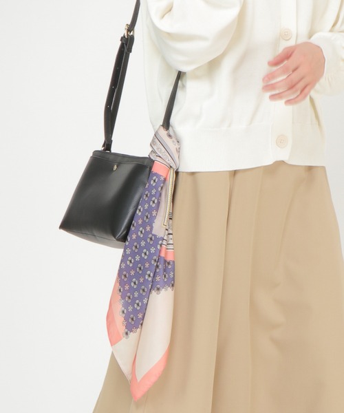 LBC(エルビーシー)の「フラワーMIXスカーフ(バンダナ/スカーフ・レディース・ネイビー/ピンク/オレンジ・FREE)」の4枚目の写真