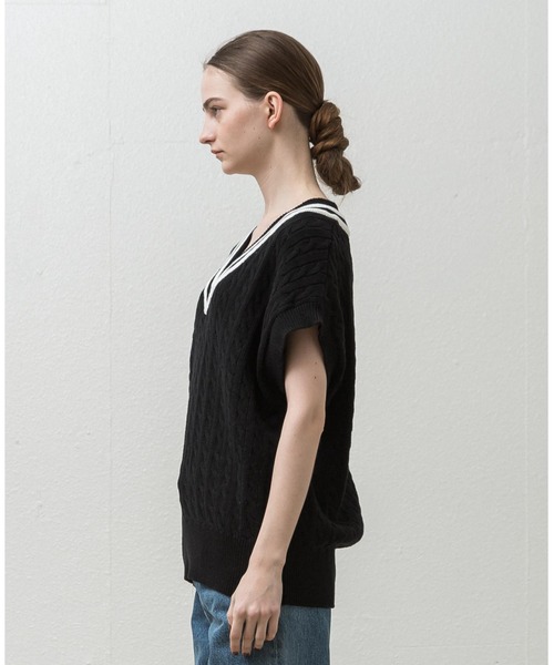 ALLUMER（アリュメール）の「Vネックハイツイストコットンケーブルニットベスト（ベスト・レディース・アイボリー/ブラック・1）」の4枚目の写真