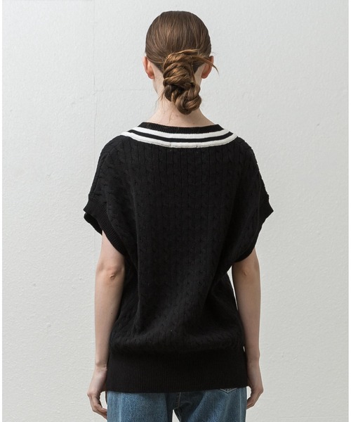 ALLUMER（アリュメール）の「Vネックハイツイストコットンケーブルニットベスト（ベスト・レディース・アイボリー/ブラック・1）」の15枚目の写真