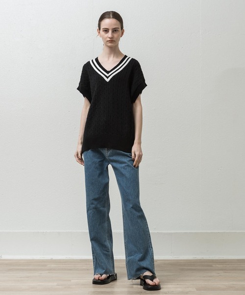 ALLUMER（アリュメール）の「Vネックハイツイストコットンケーブルニットベスト（ベスト・レディース・アイボリー/ブラック・1）」の11枚目の写真