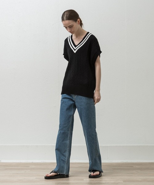 ALLUMER（アリュメール）の「Vネックハイツイストコットンケーブルニットベスト（ベスト・レディース・アイボリー/ブラック・1）」の9枚目の写真