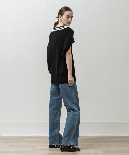 ALLUMER（アリュメール）の「Vネックハイツイストコットンケーブルニットベスト（ベスト・レディース・アイボリー/ブラック・1）」の17枚目の写真