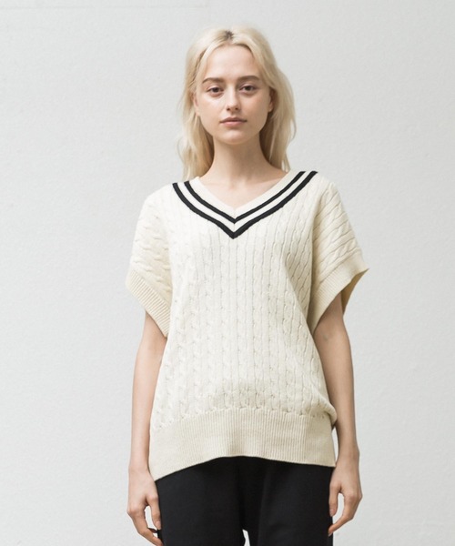 ALLUMER（アリュメール）の「Vネックハイツイストコットンケーブルニットベスト（ベスト・レディース・アイボリー/ブラック・1）」の12枚目の写真