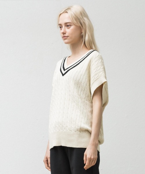 ALLUMER（アリュメール）の「Vネックハイツイストコットンケーブルニットベスト（ベスト・レディース・アイボリー/ブラック・1）」の6枚目の写真
