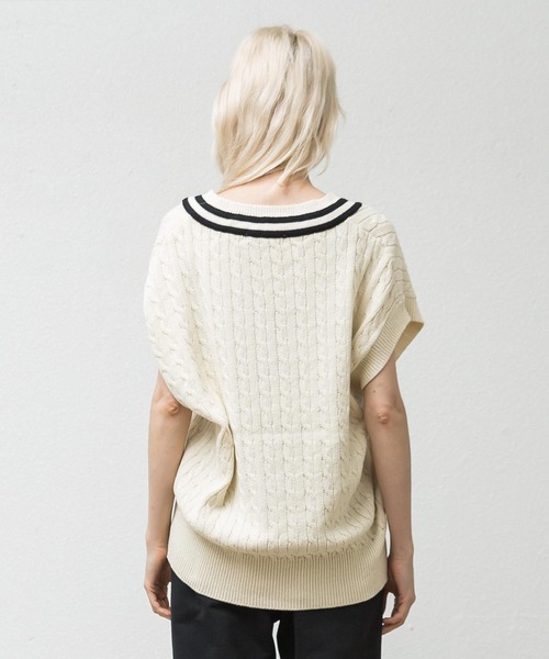 ALLUMER（アリュメール）の「Vネックハイツイストコットンケーブルニットベスト（ベスト・レディース・アイボリー/ブラック・1）」の14枚目の写真