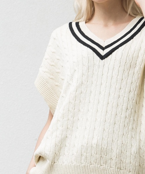 ALLUMER（アリュメール）の「Vネックハイツイストコットンケーブルニットベスト（ベスト・レディース・アイボリー/ブラック・1）」の10枚目の写真