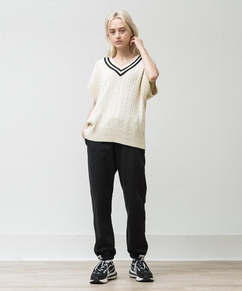 ALLUMER（アリュメール）の「Vネックハイツイストコットンケーブルニットベスト（ベスト・レディース・アイボリー/ブラック・1）」の8枚目の写真
