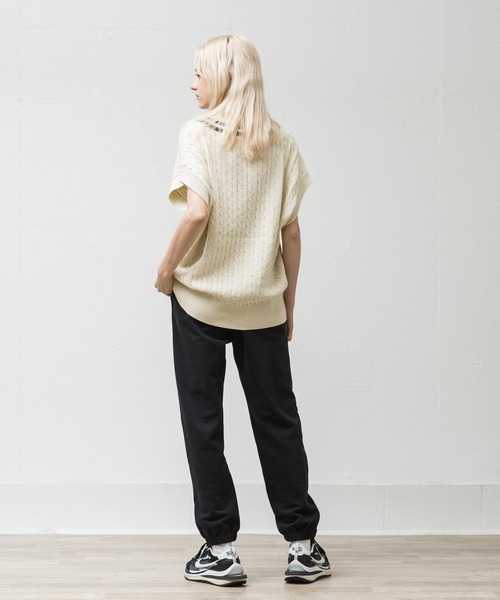 ALLUMER（アリュメール）の「Vネックハイツイストコットンケーブルニットベスト（ベスト・レディース・アイボリー/ブラック・1）」の5枚目の写真
