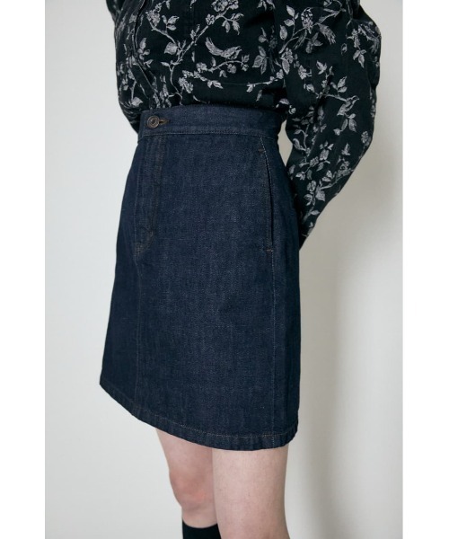 MOUSSY（マウジー）の「CLASSIC ALINE MINI スカート（デニムスカート・レディース・オフホワイト/ワンウォッシュ・1/2/0）」の6枚目の写真