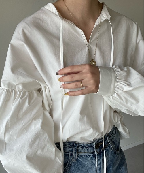 y/m by misato(イムバイミサト)の「ネックリボンボリュームスリーブブラウス(シャツ/ブラウス・レディース・ホワイト・FREE)」の3枚目の写真