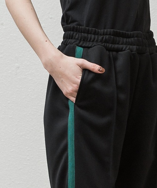 ALLUMER(アリュメール)の「サイドライントラックパンツ(その他パンツ・レディース・ブラック/ブラウン/グレイッシュベージュ・1/2)」の8枚目の写真