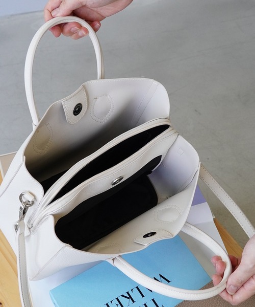 IAMUSE（アイアミューズ）の「【どんなシーンにも馴染むシーンレスバッグ】コンパクトショルダーバッグ S0080【IAMUSE】（ショルダーバッグ・レディース・モカ/ブラック/グレイッシュベージュ/アイボリー/ブルーグレー・FREE）」の13枚目の写真