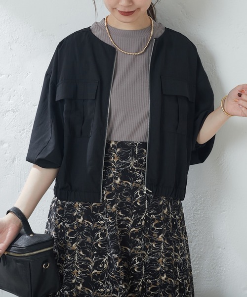 natural couture(ナチュラルクチュール)の「ダブルポケットお上品軽ブルゾン(ブルゾン・レディース・ブラック/サックスブルー/イエロー/グレイッシュベージュ・FREE)」の2枚目の写真