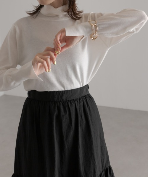 COLLAGE GALLARDAGALANTE（コラージュガリャルダガランテ）の「ベーシックにアクセントを/程よいオシャレは飽きが来ない/スリットタートルニット（ニット/セーター・レディース・ホワイト/ブラック/オフホワイト/グリーン/ピンク・FREE）」の3枚目の写真