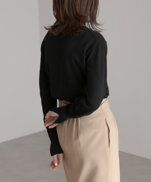 COLLAGE GALLARDAGALANTE（コラージュガリャルダガランテ）の「ベーシックにアクセントを/程よいオシャレは飽きが来ない/スリットタートルニット（ニット/セーター・レディース・ホワイト/ブラック/オフホワイト/グリーン/ピンク・FREE）」の4枚目の写真