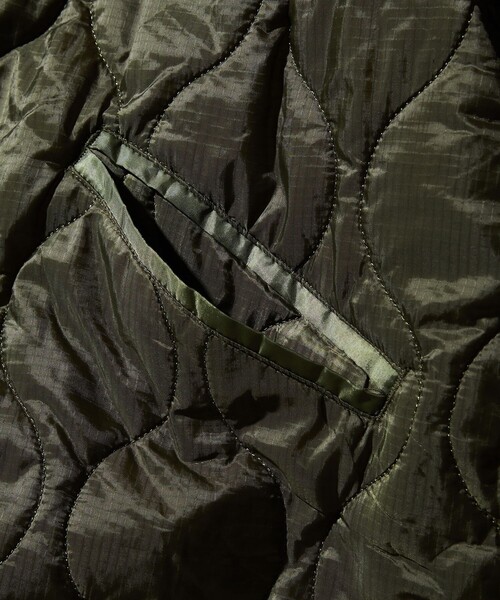 FREAK'S STORE（フリークスストア）の「WEB限定 M-65 中綿キルティングライナー/キルティングジャケット/ノーカラージャケット（ノーカラージャケット・メンズ・オリーブ/ブラック・MEDIUM/X-LARGE/SMALL/LARGE）」の20枚目の写真