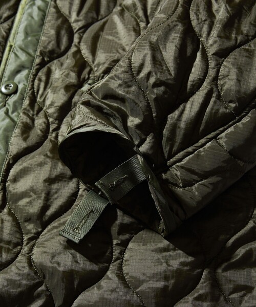 FREAK'S STORE（フリークスストア）の「WEB限定 M-65 中綿キルティングライナー/キルティングジャケット/ノーカラージャケット（ノーカラージャケット・メンズ・オリーブ/ブラック・MEDIUM/X-LARGE/SMALL/LARGE）」の21枚目の写真