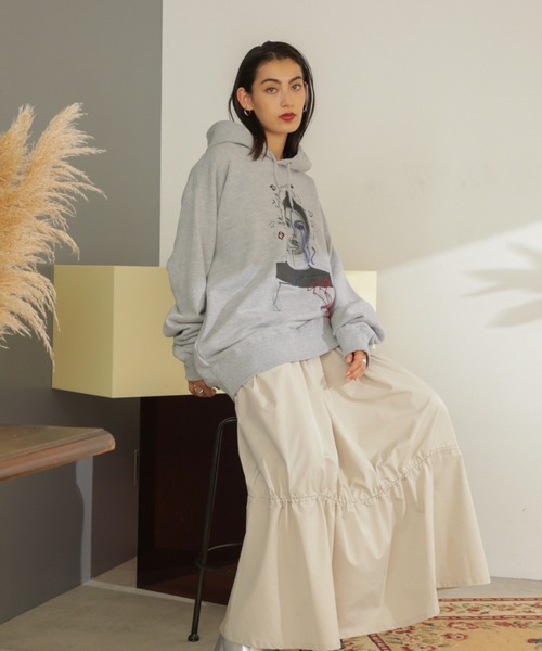 OKIRAKU(オキラク)の「(OKIRAKU×ROSE BUD)グラフィック&エンブロイド パーカー(パーカー・レディース・ホワイト系その他/グレー・ONE SIZE)」の4枚目の写真