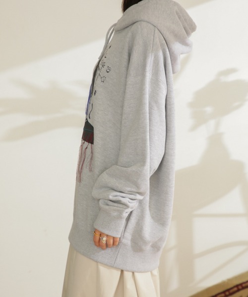 OKIRAKU(オキラク)の「(OKIRAKU×ROSE BUD)グラフィック&エンブロイド パーカー(パーカー・レディース・ホワイト系その他/グレー・ONE SIZE)」の3枚目の写真
