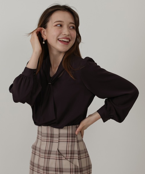 ASTORIA ODIER(アストリアオディール)の「リング付きボウタイブラウス(シャツ/ブラウス・レディース・ホワイト/ベージュ/ブラウン/ピンクベージュ・SMALL/MEDIUM)」の3枚目の写真