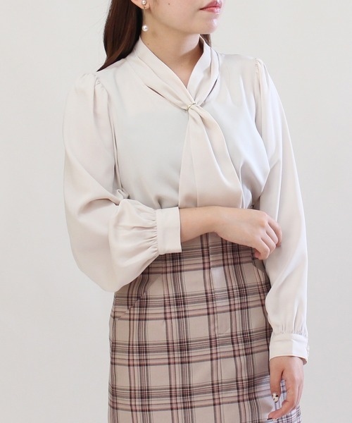 ASTORIA ODIER(アストリアオディール)の「リング付きボウタイブラウス(シャツ/ブラウス・レディース・ホワイト/ベージュ/ブラウン/ピンクベージュ・SMALL/MEDIUM)」の17枚目の写真