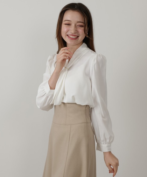 ASTORIA ODIER(アストリアオディール)の「リング付きボウタイブラウス(シャツ/ブラウス・レディース・ホワイト/ベージュ/ブラウン/ピンクベージュ・SMALL/MEDIUM)」の9枚目の写真